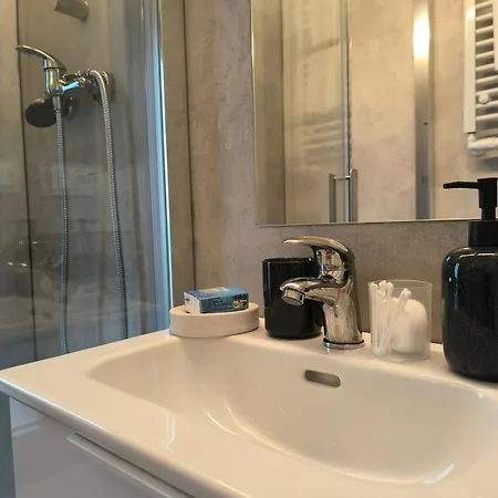 L'oasis Caennais, Peniche Sur Le Port