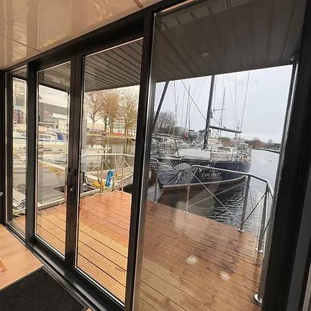L'oasis Caennais, Peniche Sur Le Port Καν